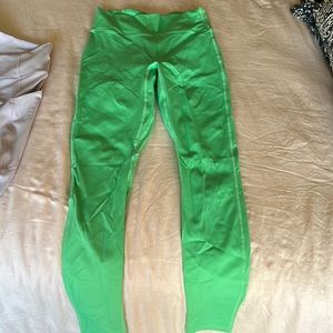 Fabletics motion 365 leggings in green with pockets in the back. Full length